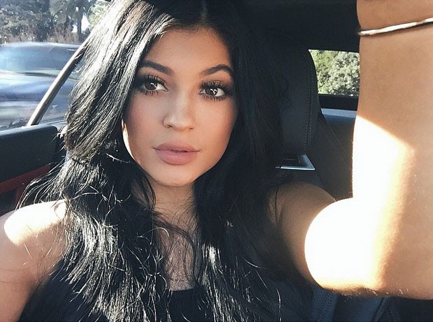 Kylie mostra o cabelo azul e as unhas de acrílico (Foto: Reprodução/Instagram)