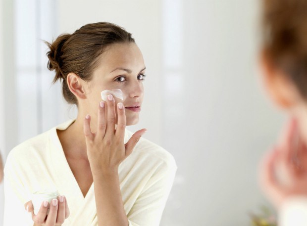 Experts ensinam como usar produto anti-idade na pele (Foto: Thinkstock)