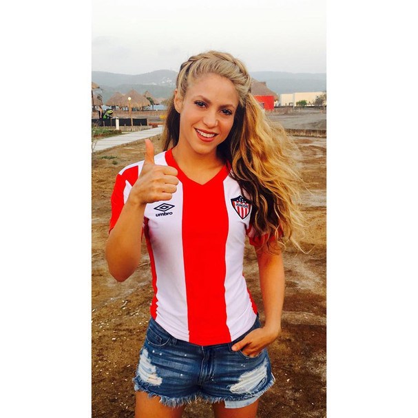 Shakira com o uniforme do Junior Barranquilla (Foto: Reprodução/Instagram)